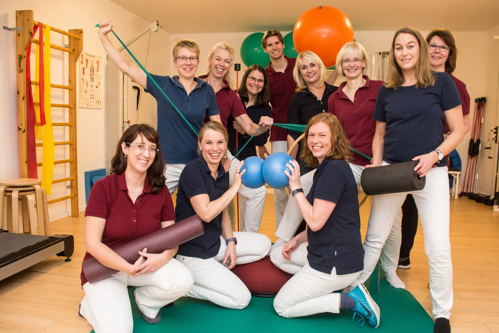 Das Team von radius physiotherapie auf der Trainingsfläche, mit Bällen, Bändern und Matten